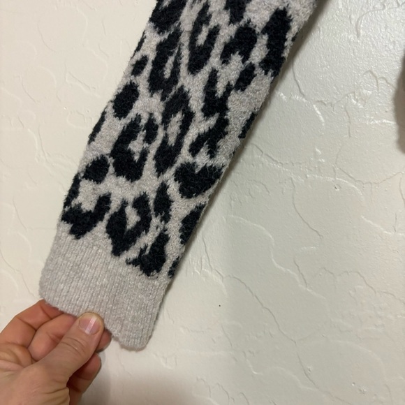Yet Again Crewneck Leopard Print Long Sleeve Hi-Low Hem Cozy Knit Sweater Size M - Picture 6 of 7